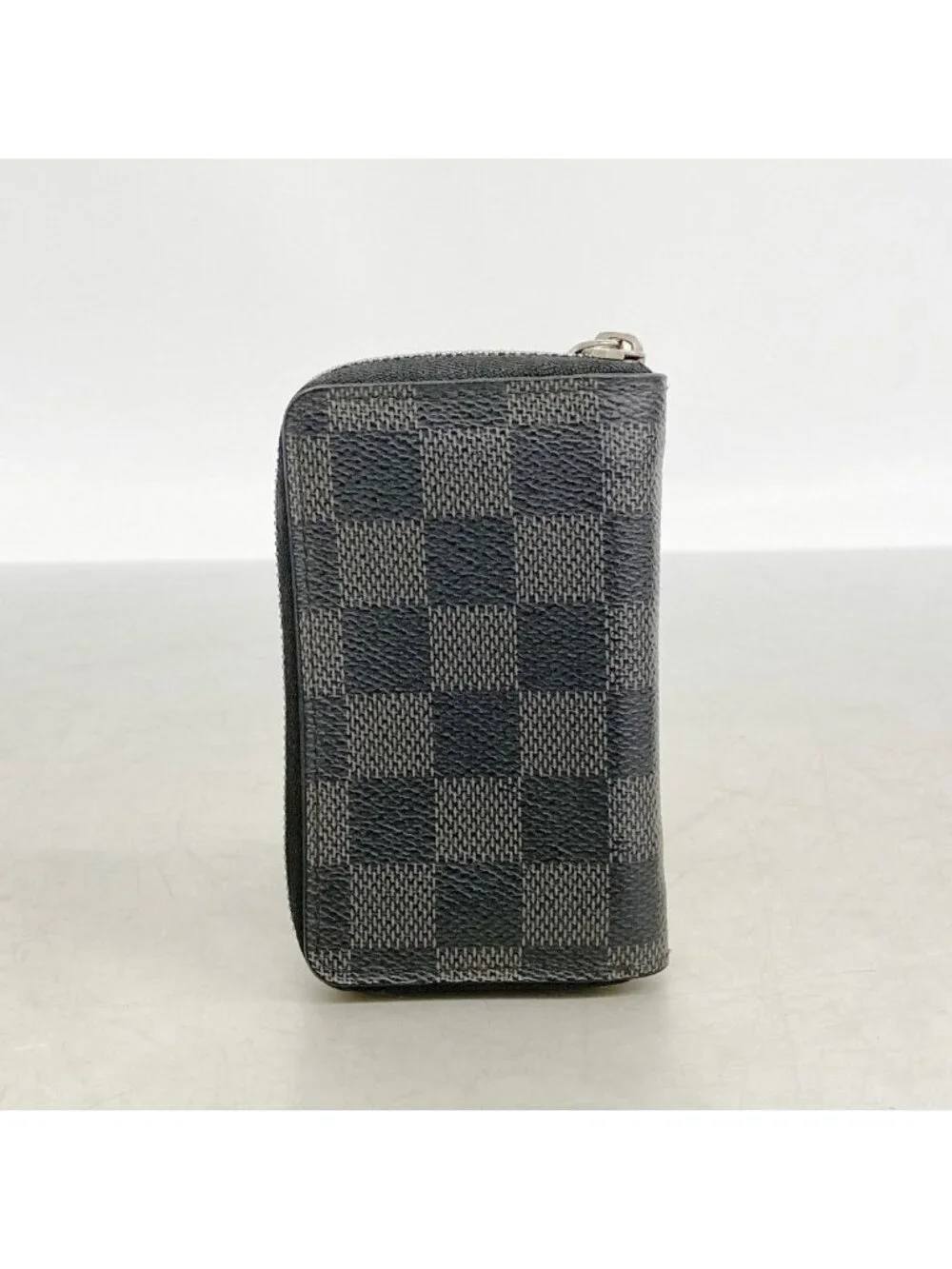 Louis Vuitton team closure pet